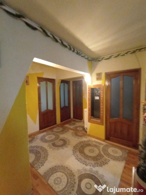 Apartament cu 3 camere decomandate str. Clujului