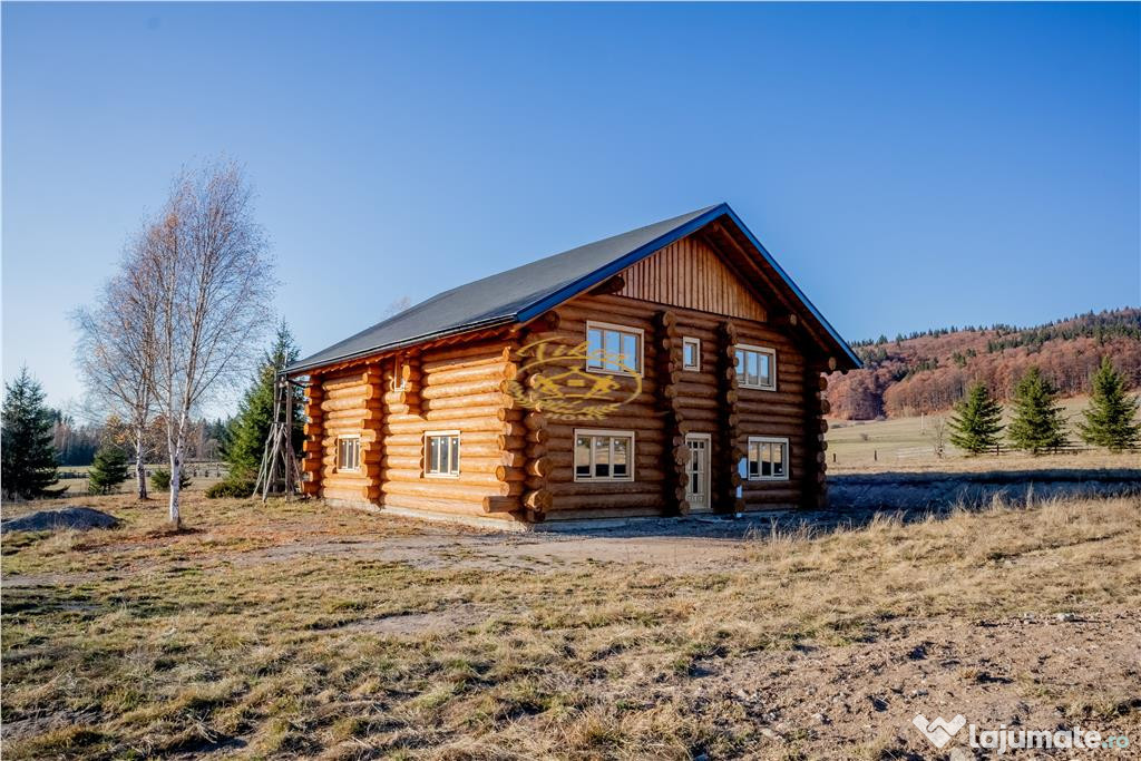 Casa din lemn rotund in Izvoru Muresului