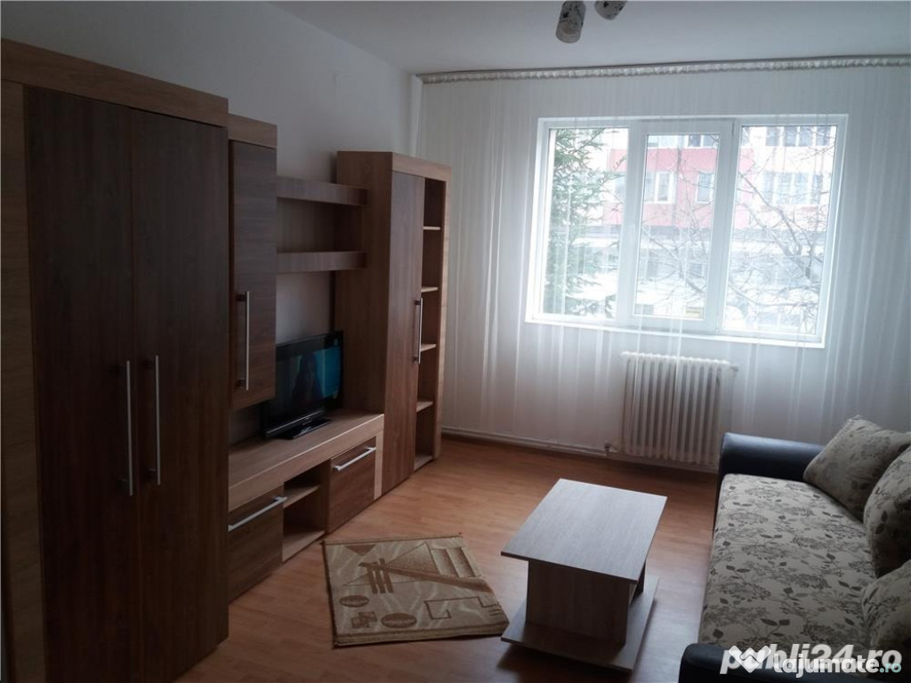 Inchiriez apartament cu 3 camere decomandat, ultracentral - Bistrita