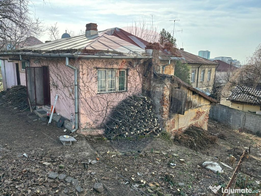 Casă / Vilă cu 3 camere de vânzare în zona Ultracentral