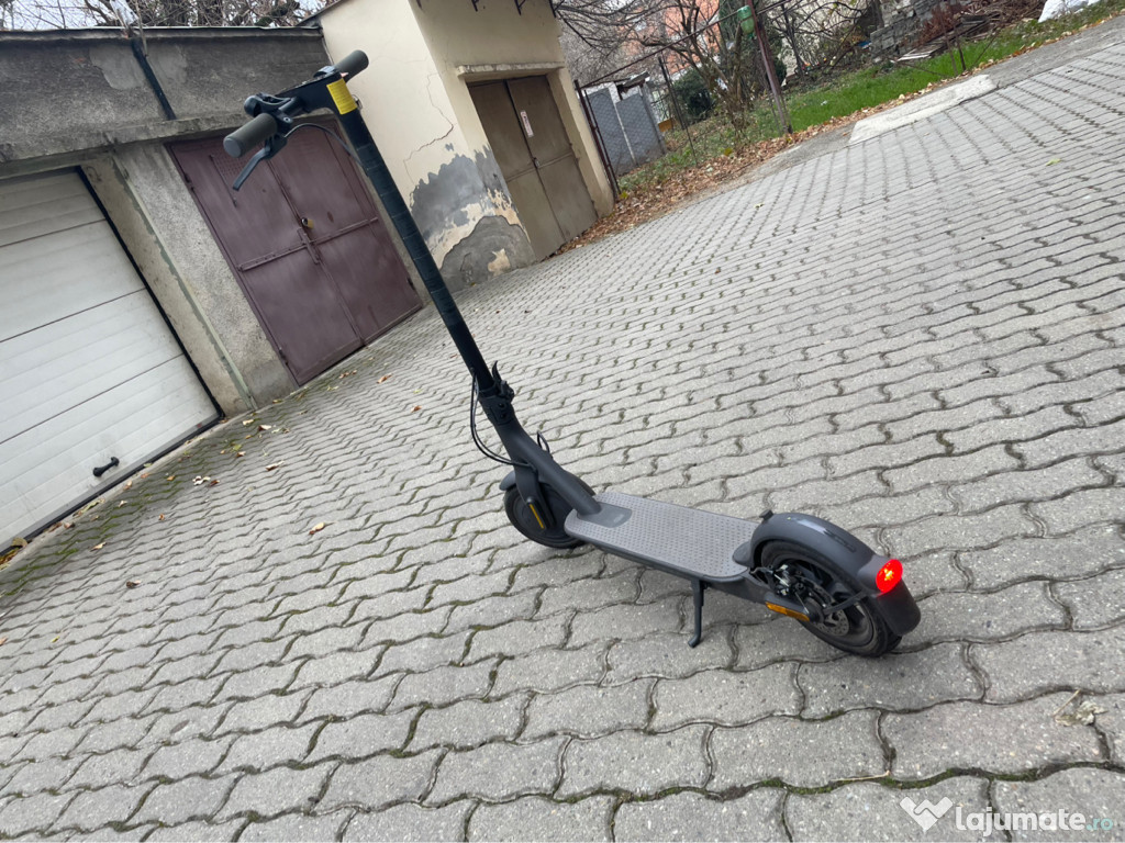 Trotineta electrica Xiaomi Mi Electric Scooter Essential