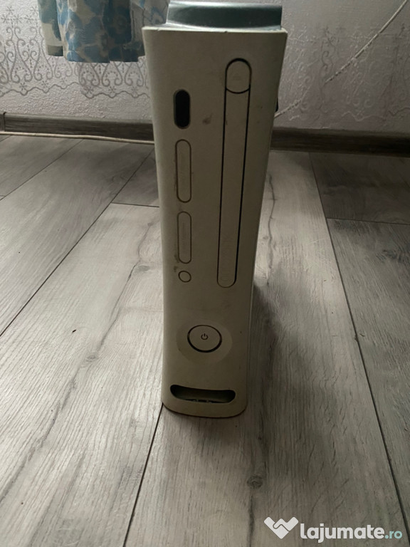 Vând consola Xbox 360