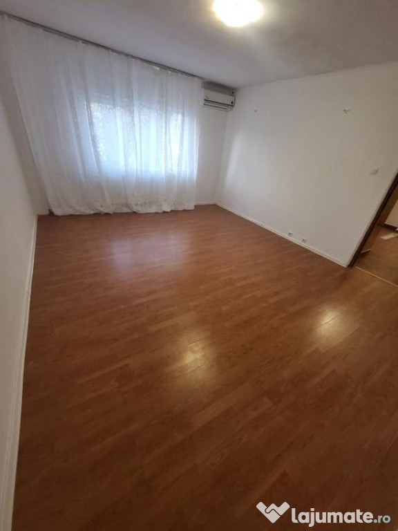 Apartament de 3 camere (150m Parc Sebastian )