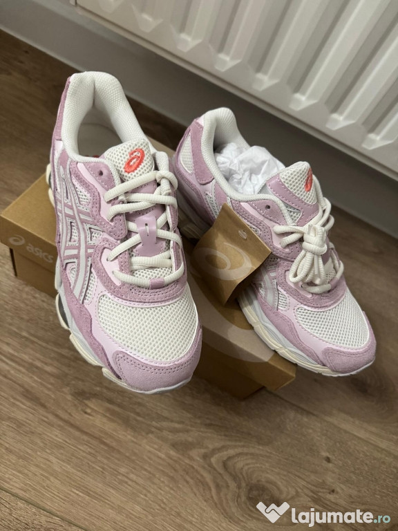 Adidasi firma ASICS roz noi in cutie