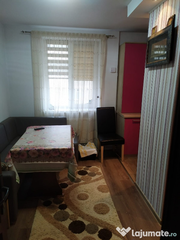 Inchiriez apartament