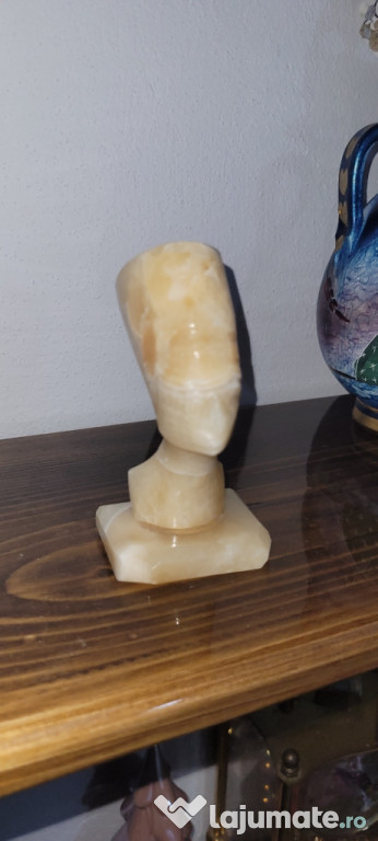 Bust Nefertiti sculptat cu înălțimea de 10 cm