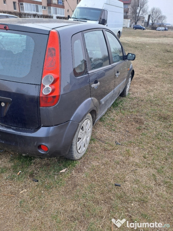 Vind sau dezmembrez ford fiesta