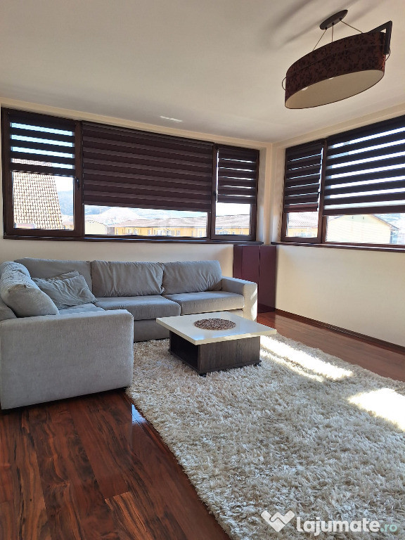Apartament spațios cu scară interioară – 3 camere, 98 mp utili, mobila