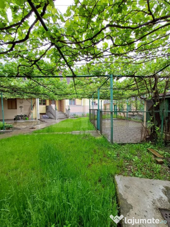 Casa renovabila cu 2 spatii comerciale in zona Micro I