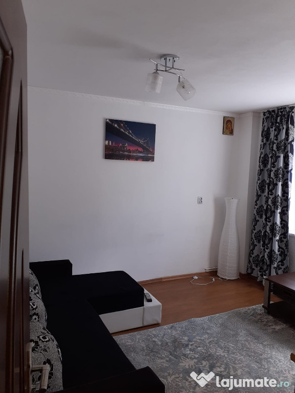 închiriez apartament