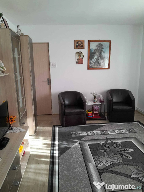 Apartament cu 2 camere,decomandat - zona Noua