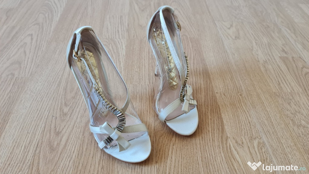 Pantofi albi marimea 37