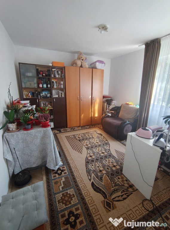 Închiriez apartament