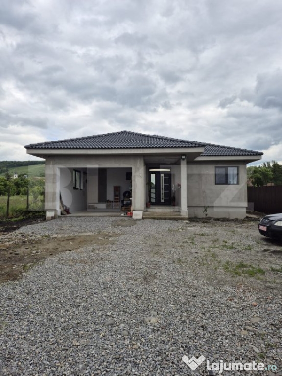 Casa noua cu 4 camere de vanzare in Ernei, 14 ari teren!