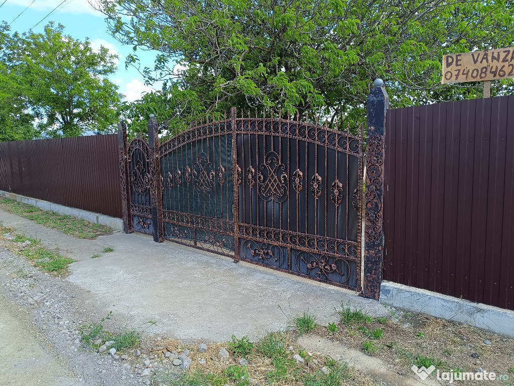 Teren intravilan 1300mp cu casă bătrânească,sat Tămaoani