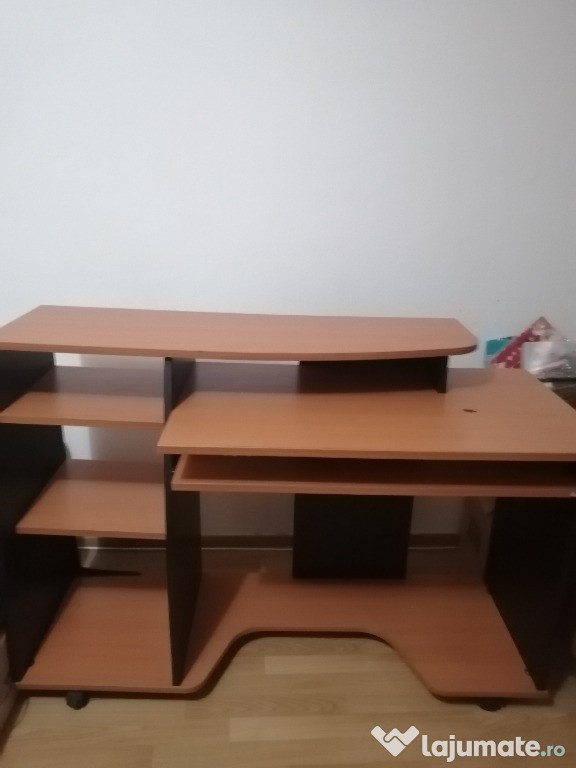Birou de calculator în stare foarte bună