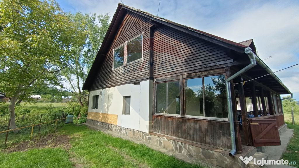 Casă de vânzare în stil vechi cu 3 camere si 3 arii î...