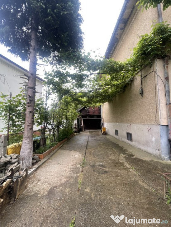 Apartament de 2 camere, cu curte, central, garaj și gradina