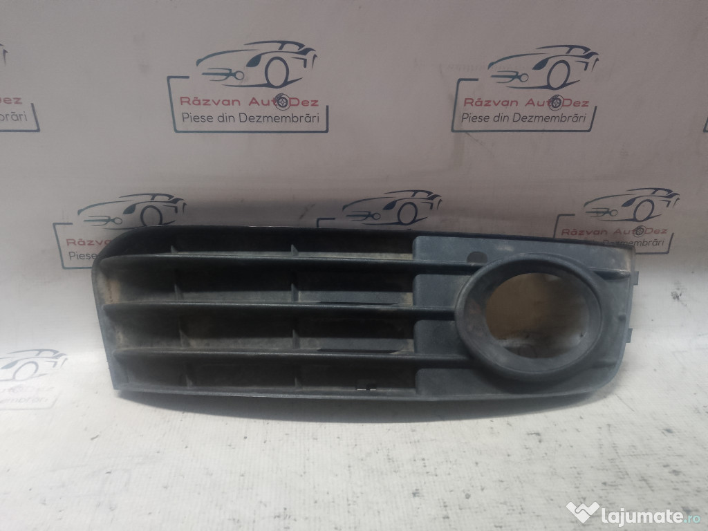 Grila proiector stanga Audi A4 B8 2010