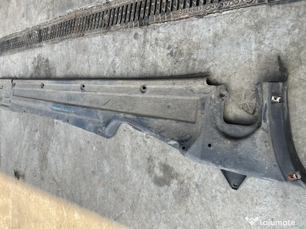 Scut lateral dreapta Volkswagen Touareg 2011