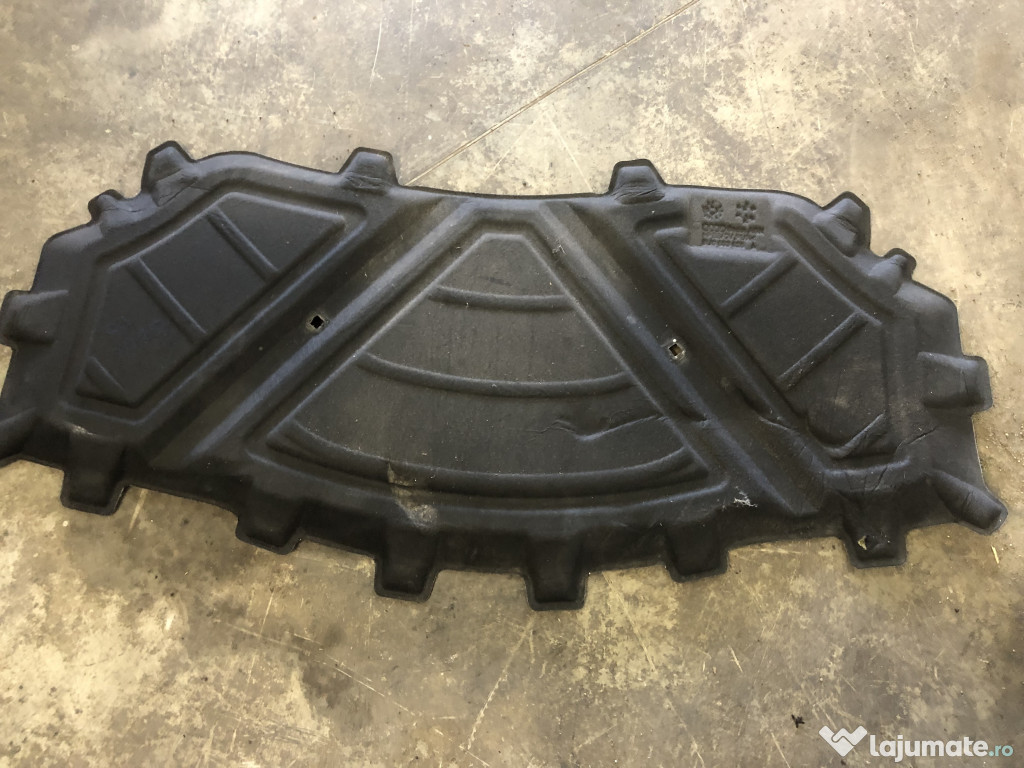 Pâsla capotă Audi Q3 2015