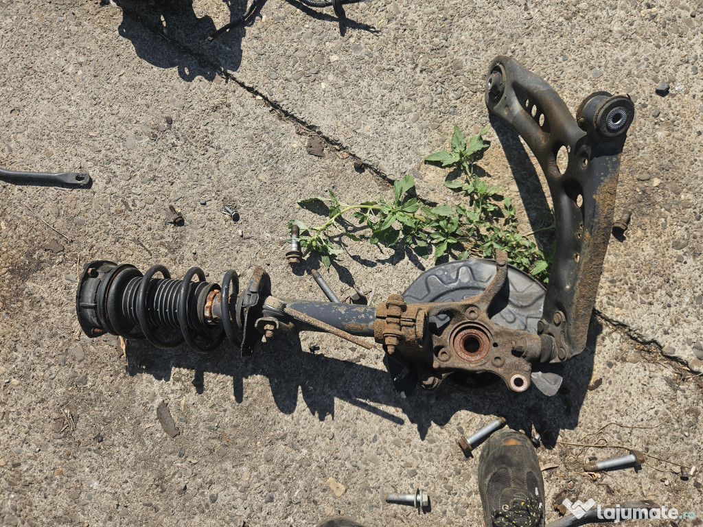 Fuzeta cu amortizor dreapta fata Volkswagen Golf 7 2015