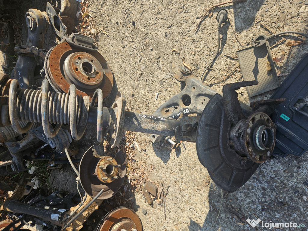 Fuzeta cu amortizor dreapta fata Volkswagen Golf 6 2014