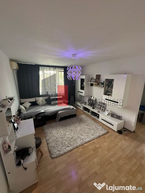 Apartament cu 3 camere în Zona 1Decembrie