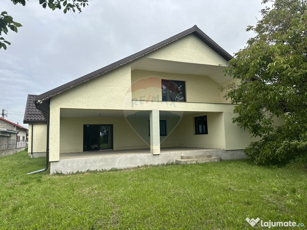 Casă / Vilă cu 4 camere de vânzare în zona Central