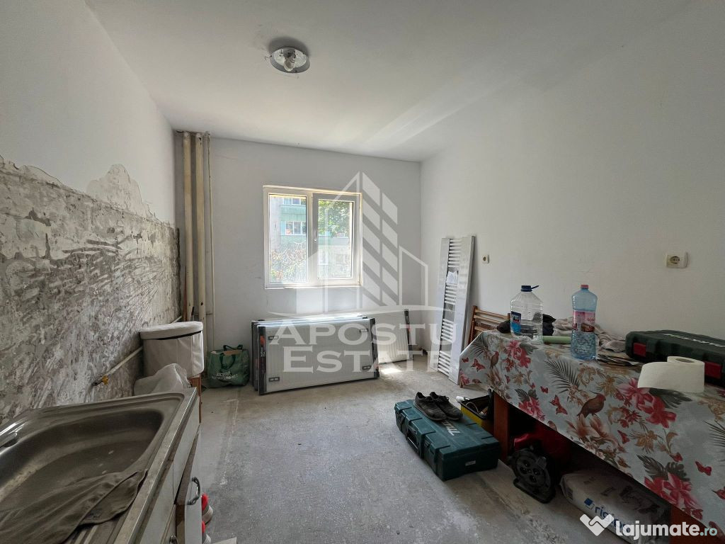 Apartament cu 3 camere, semidecomandat, etajul 1 , Spital...