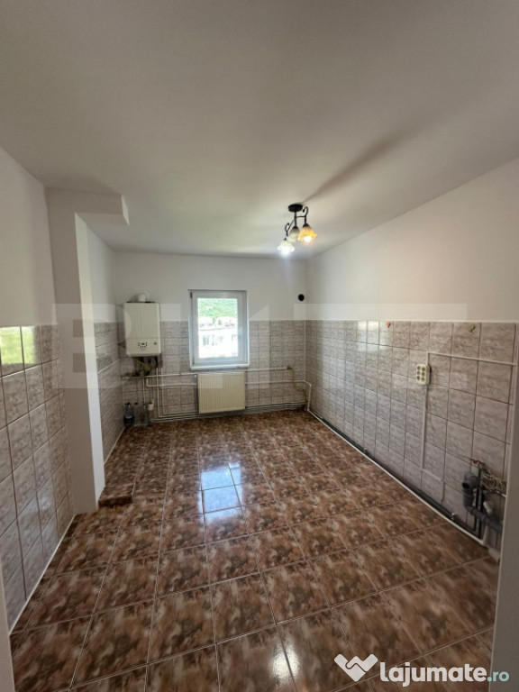 Apartament 3 camere, 65 mp +2 balcoane 6 mp, decomandat, Mă