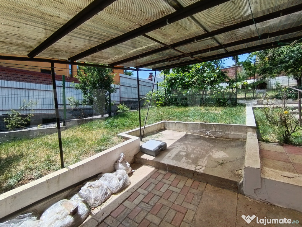 Casa cu 3 camere, în suprafață de 75 mp și teren 400 mp,