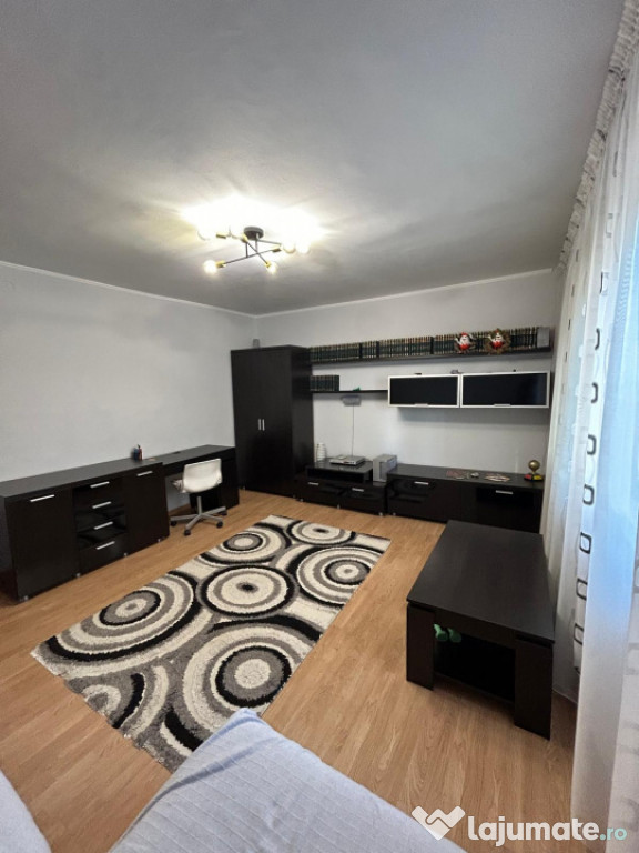 Apartament 3 camere situat în zona Inel I
