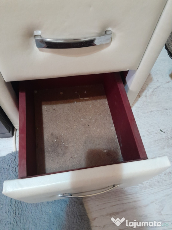 Noptieră învelită în piele