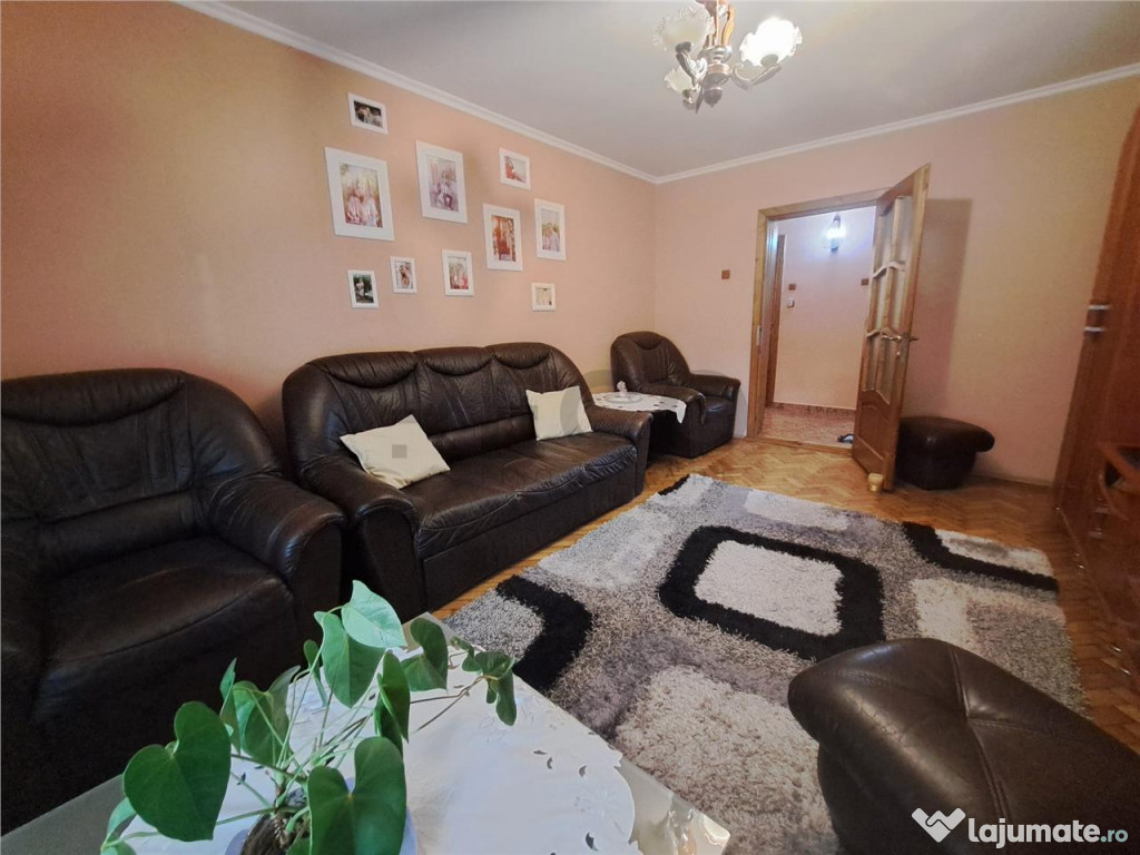 RECO Apartament cu trei camere decomandat