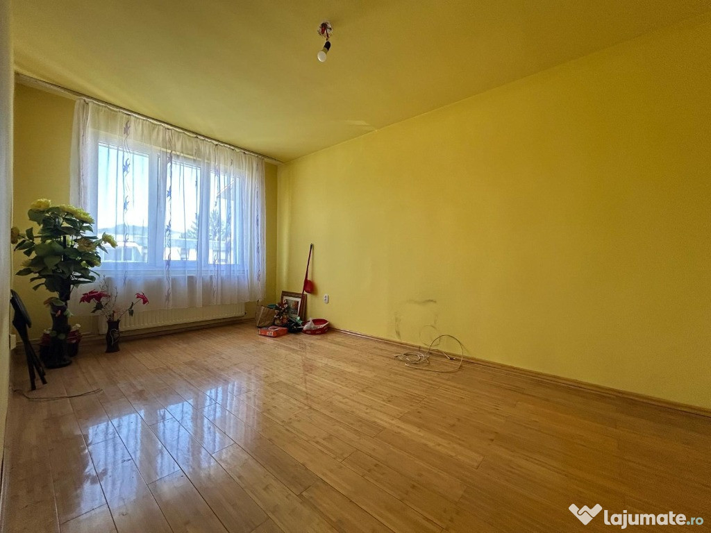 Apartament decomandat, 2 camere, nemobilat, zona Astra - Planete!