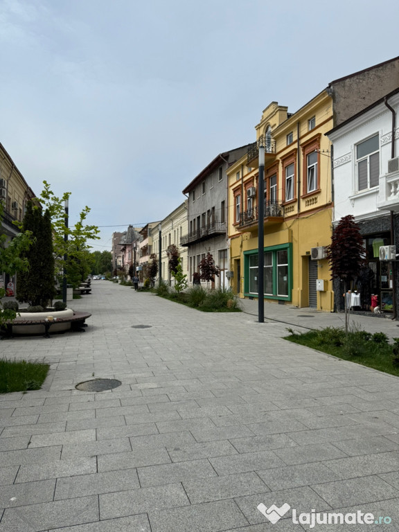 Inchiriez spațiu comercial central C-ța