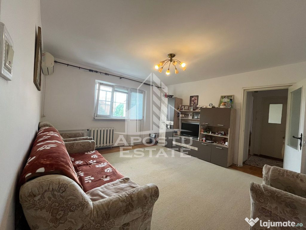 Apartament cu 2 camere, semidecomandat, etaj intermediar,...