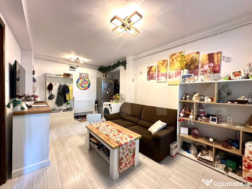 Apartament cu 3 camere semidecomandat, balcon, loc de parcar