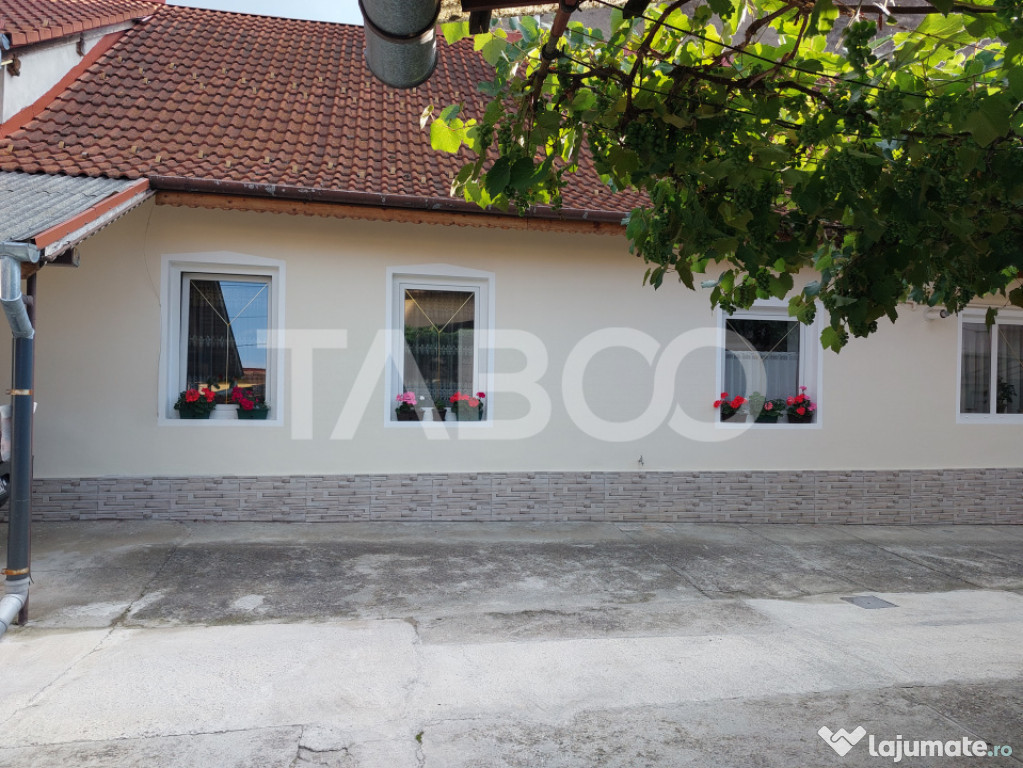 Casa 109 mp 4 camere pivnita terasa loc parcare curte comuna