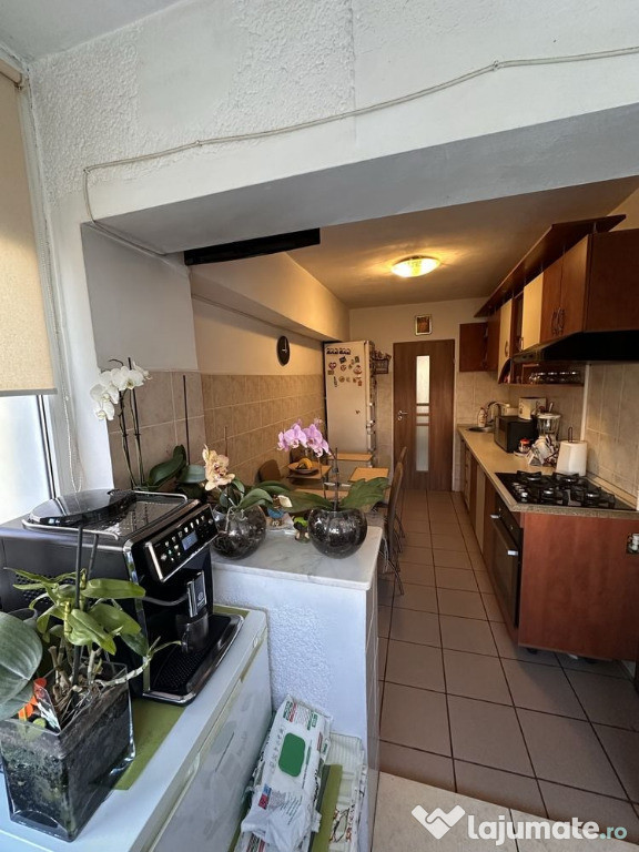 Apartament de 3 camere zona Bartolomeu