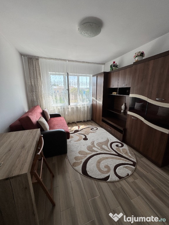 Vand apartament 2 camere zona Politiei