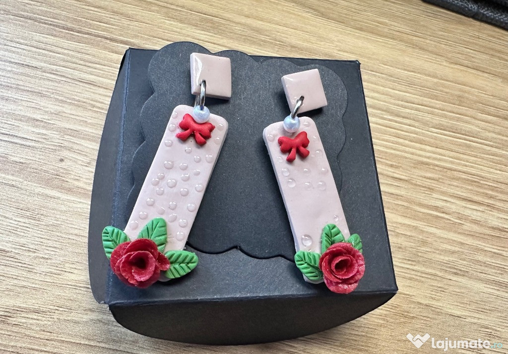 Un trandafir , cercei handmade , lut polimeric , fimo