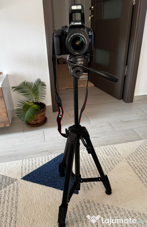 Canon EOS 4000 D + Obiectiv 18-55 mm + Trepied