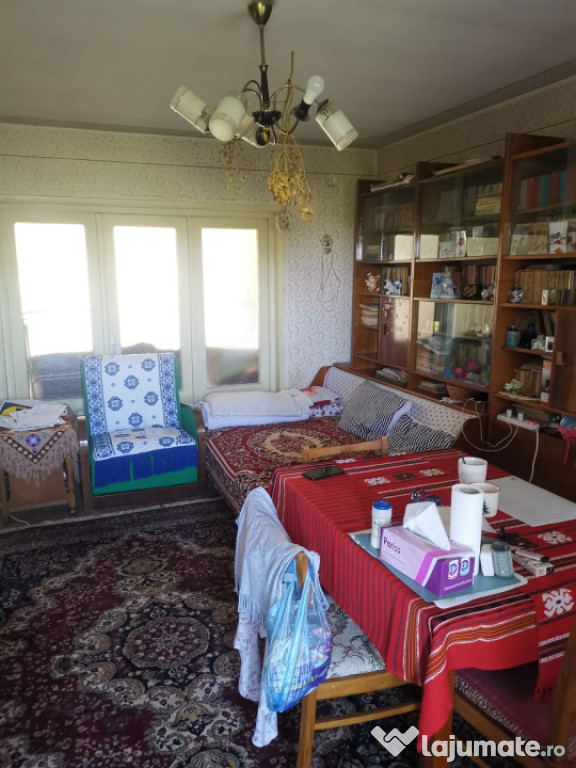 Apartament 3 camere, decomandat, 1 Mai vizavi de Spitalul Nr