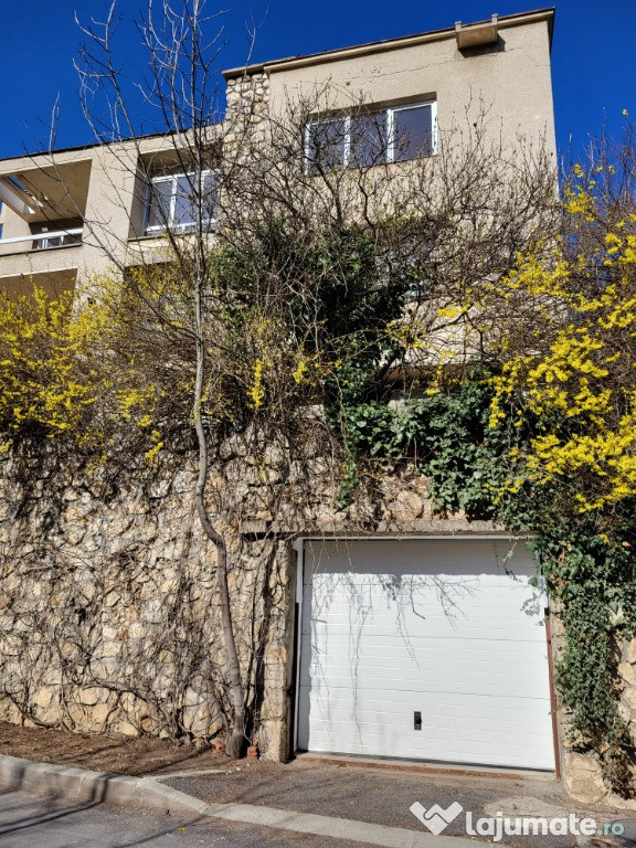 Apartament de 5 camere pe drumul de Poiana Brasov