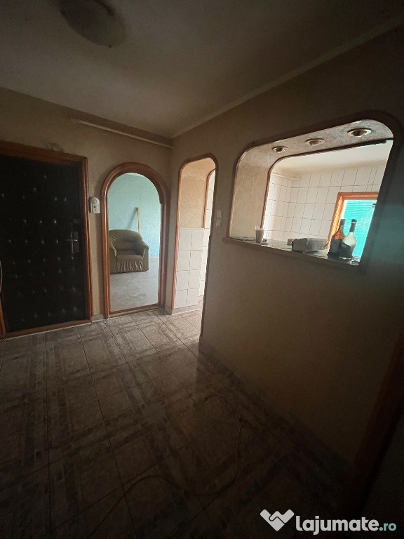 Apartament 3camere zona centrala etaj 2 liber .