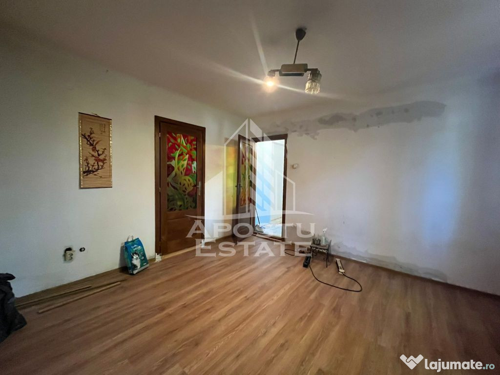 Apartament cu 2 camere, semidecomandat, parter inalt, zon...