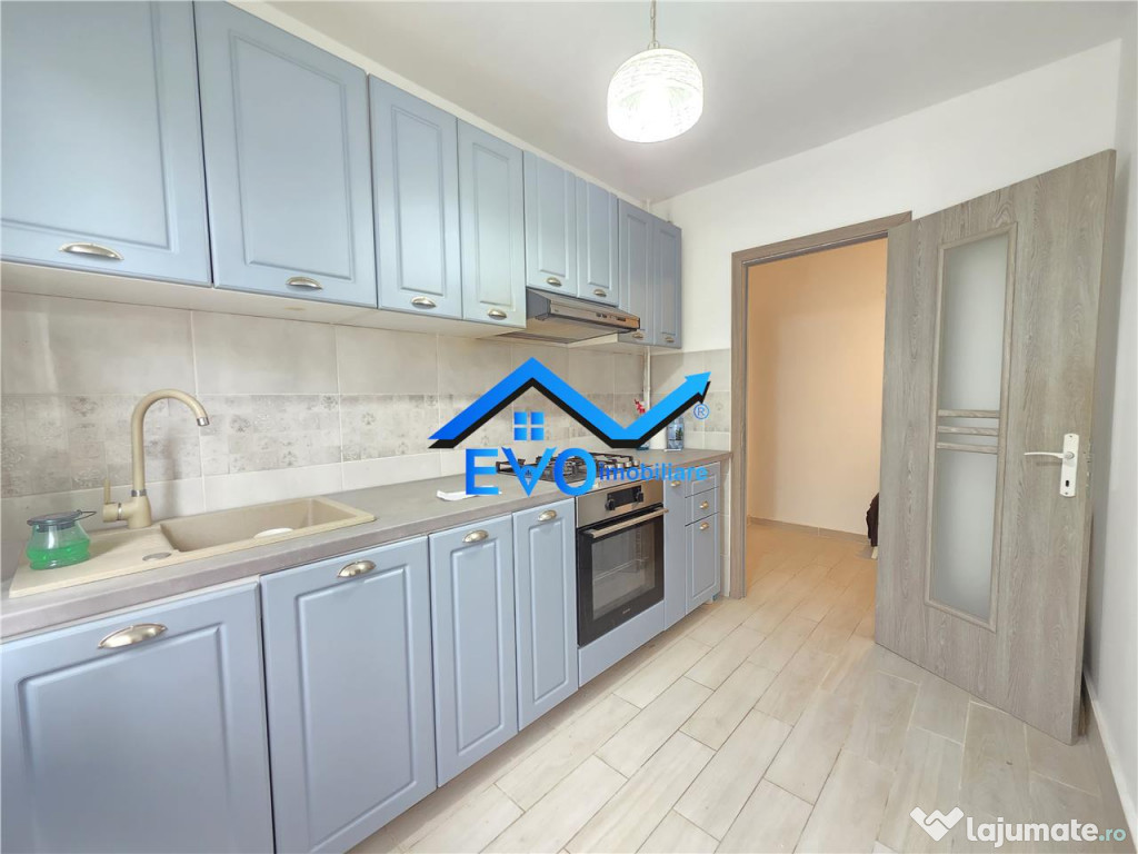 De , Apartament cu 3 camere , Semidecomandat , 67 mp , Podu
