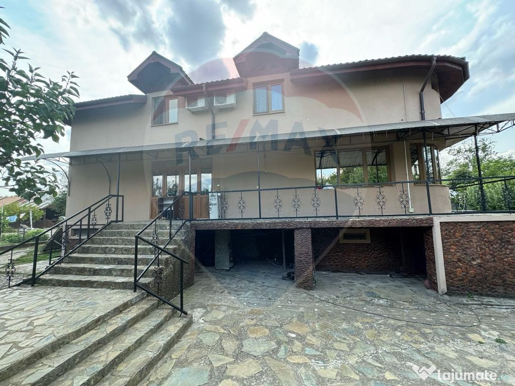 Casă / Vilă cu 8 camere de vânzare